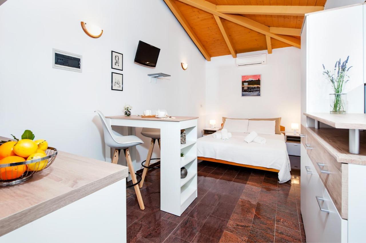 רוביני Apartments Carmelo מראה חיצוני תמונה